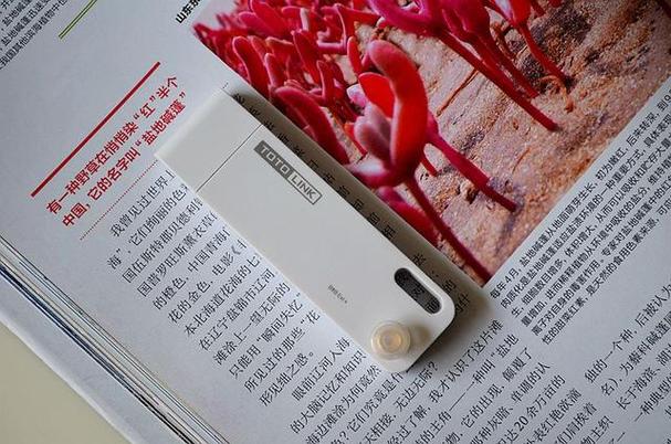 中继器外观大小比我们经常见的u盘大一些,采用usb供电方式,产品正面有